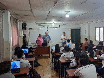 VISITA DEL SEÑOR SECRETARIO DE EDUCACIÓN Y ENTREGA DE KITS POR PARTE DE RECTORIA PRUEBAS SABER 11 